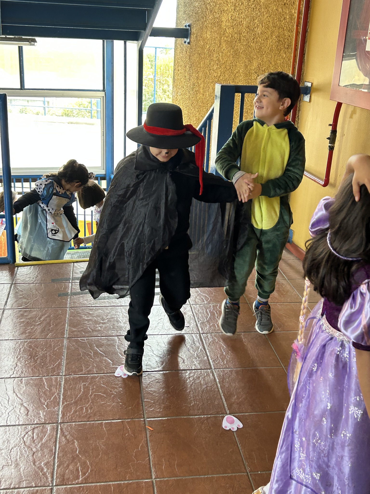 ¡El apadrinamiento de nuestros queridos estudiantes de 4° medio a los pequeñitos de Kínder! 2025 - 493087202_1158783569377967_7579043602355384811_n.jpg